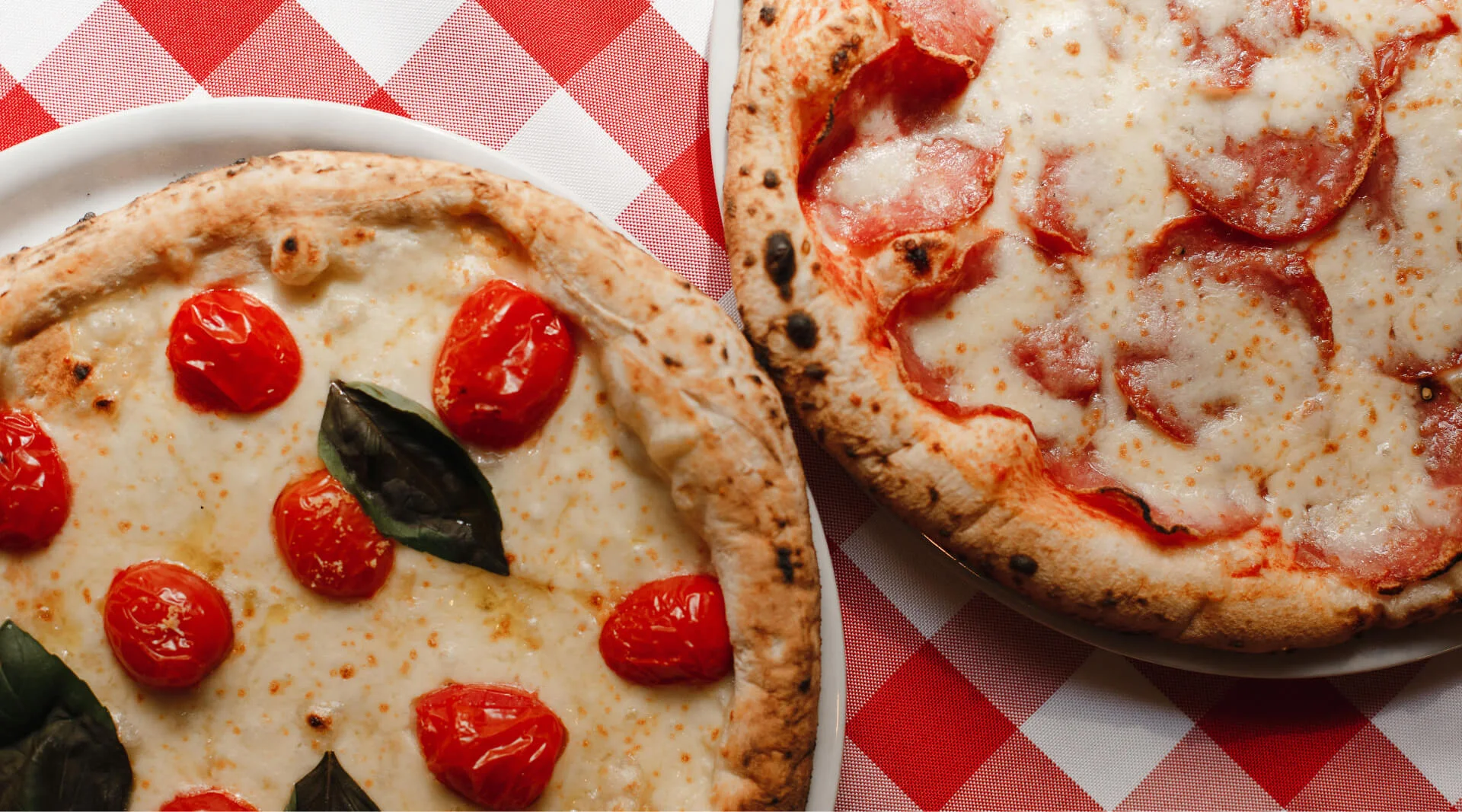 Margherita un salami picas taisni no malkas cepeškrāsns